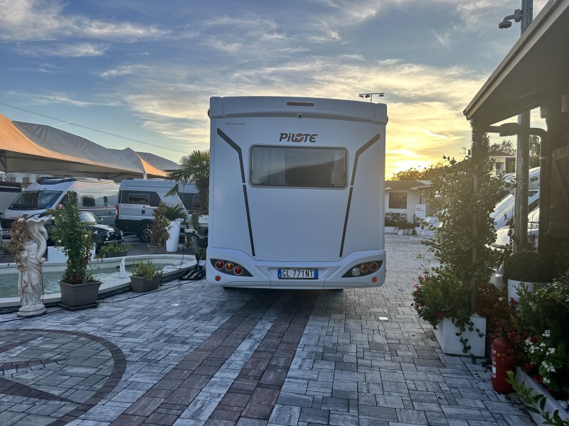PILOTE P 696 U EVIDENCE 6.99 x 2.3 x H 2.88 m | Centro Caravans Barassi