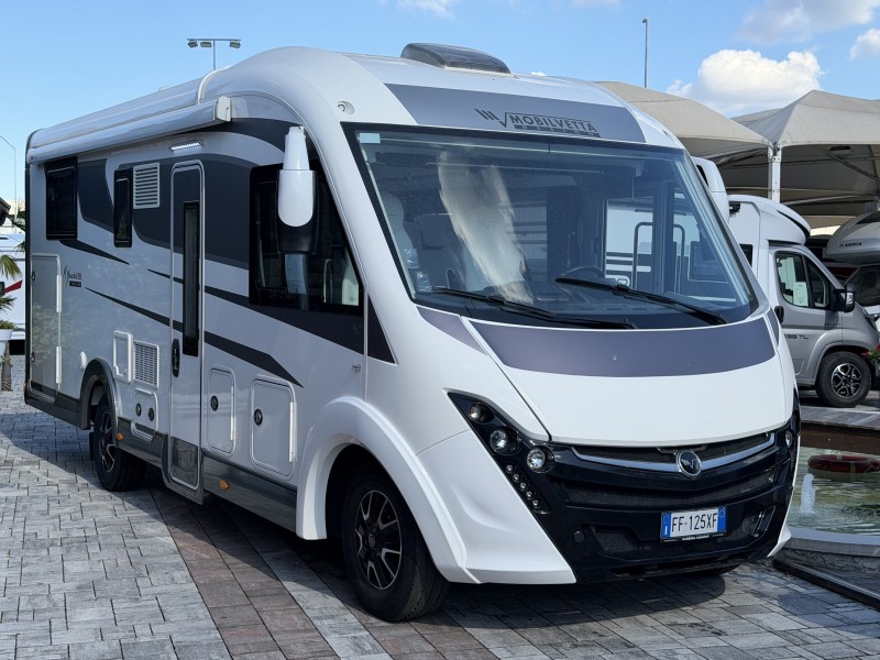 Primo piano di un camper usato Milano disponibile da Centro Caravan Barassi per viaggi e vacanze in libertà