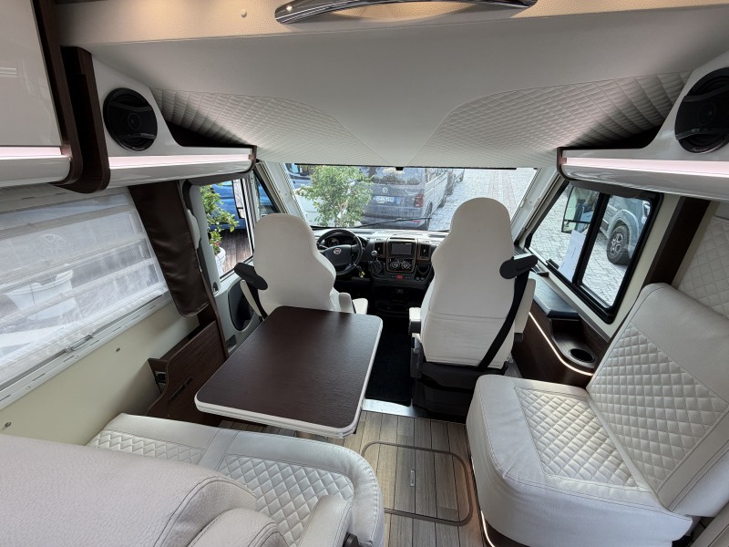 Interno di un camper usato Brescia con spazi comodi per vacanze in famiglia