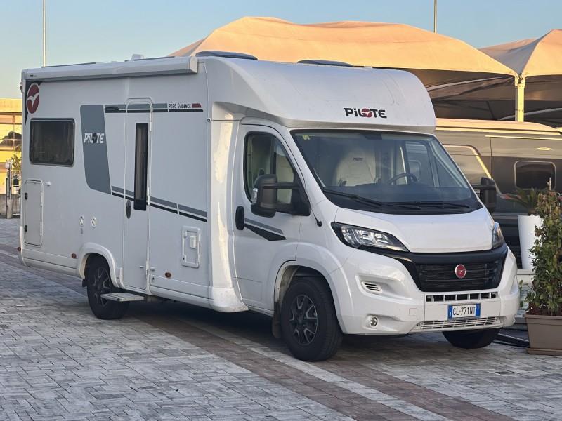 PILOTE P 696 U EVIDENCE 6.99 x 2.3 x H 2.88 m | Centro Caravans Barassi